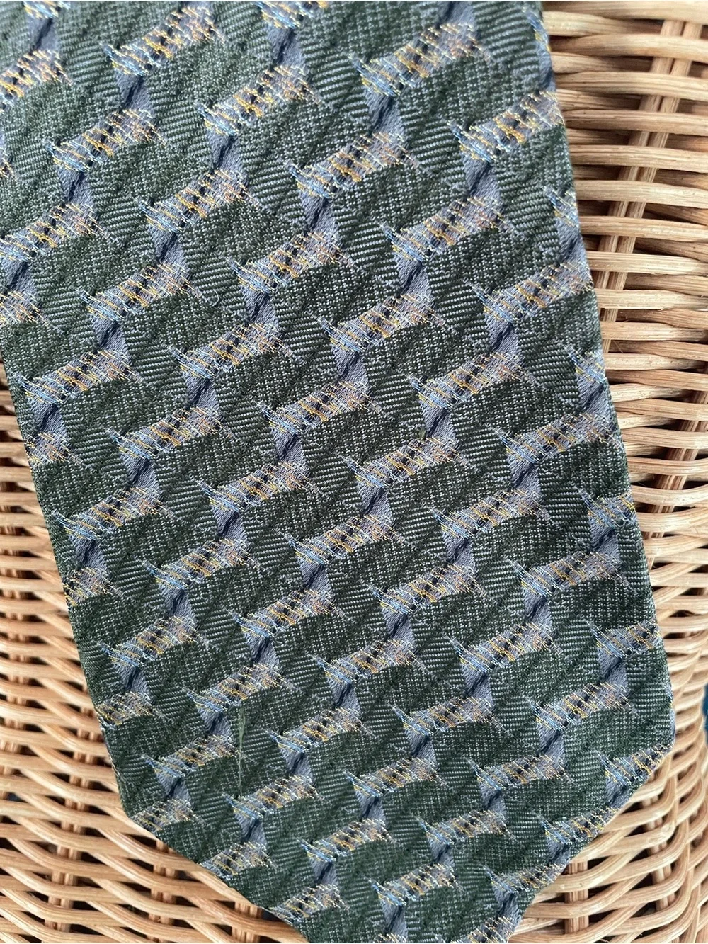 Vintage Geoffrey Beene Necktie 100% Silk USA Olive Green Gold Pattern 4” x 58”